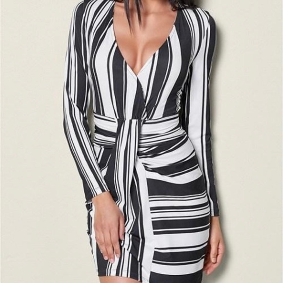 VENUS Dresses & Skirts - Striking v neck dress